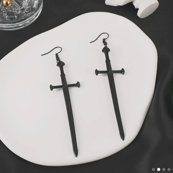 1 pair Mens Sword Dangle Earrings Vintage look Daggers - Picture 3 of 3